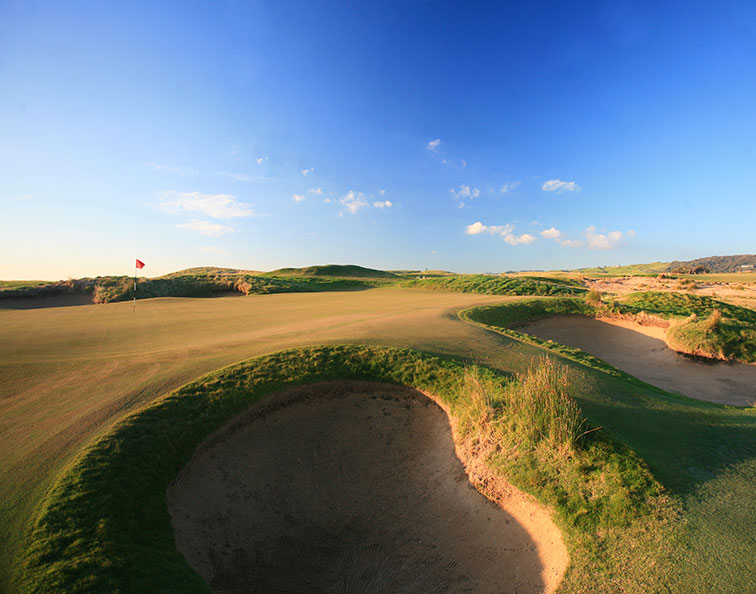 Deep pot bunkers were used by Peter Thomson to create an authentic links-feel on the Ocean course.