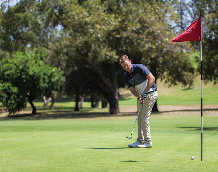 Thomlinson putting at Sydney's Moore Park Golf Club. 