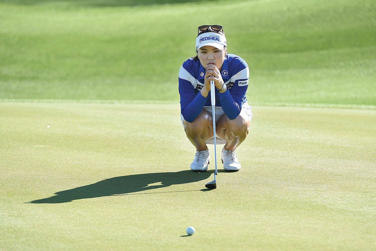 Ryu focused on putting to improve her scores, with help from Ian Baker-Finch [inset].