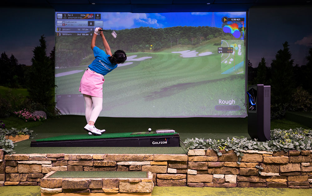 Ten-year-old Kudo Yukino of Japan is successful competing against men in screen golf.
