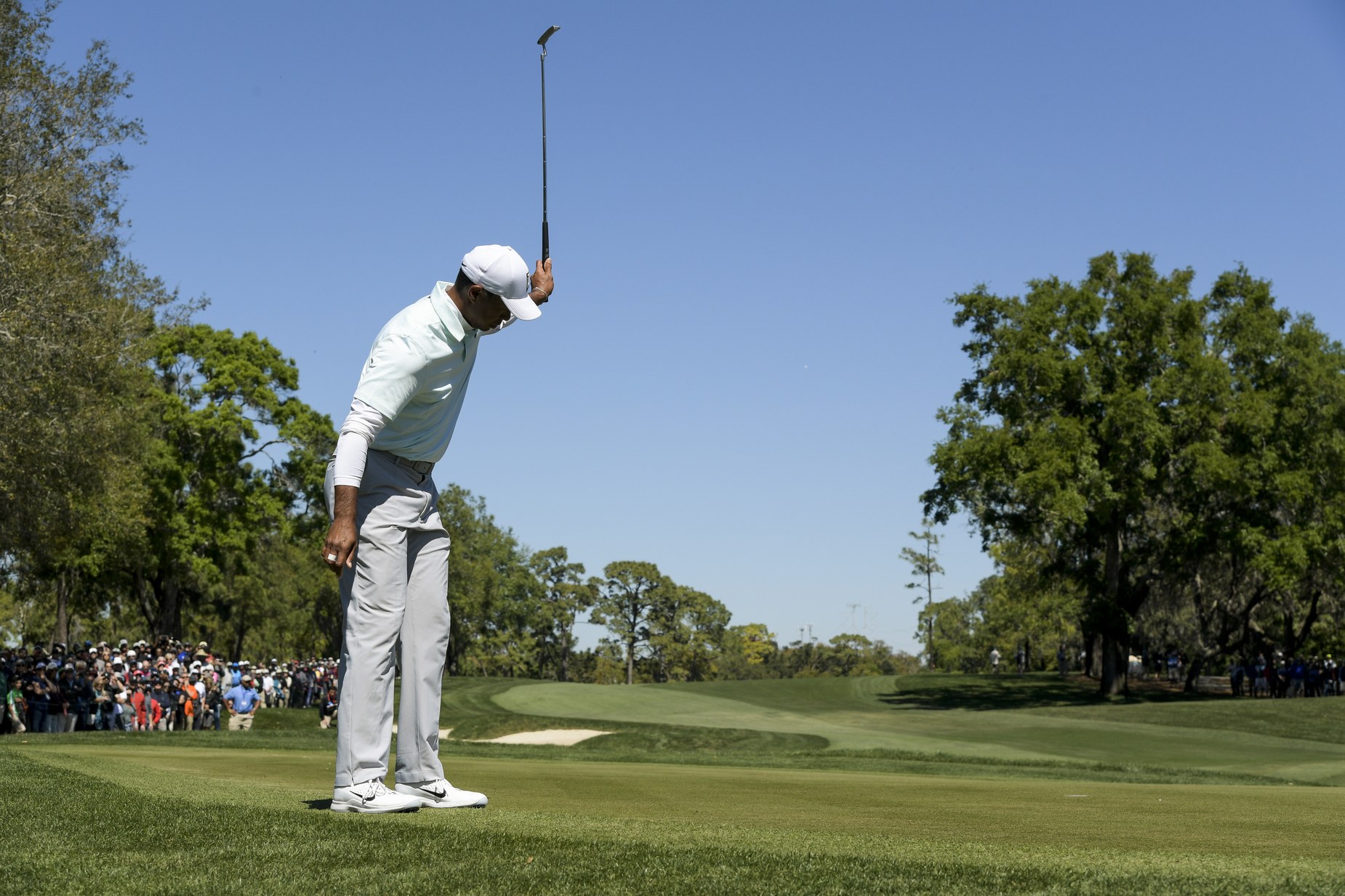 Tiger Woods turns back the clock, briefly leads for first time since ...