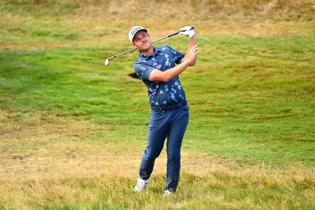 pro-hits-two-golf-balls-at-the-same-time-in-utterly-bizarre-sequence-at-the-new-zealand-open
