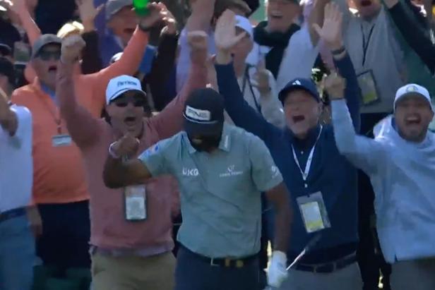masters-2023:-sahith-theegala’s-unreal-chip-in-at-16-was-eerily-similar-to-tiger’s-famous-shot