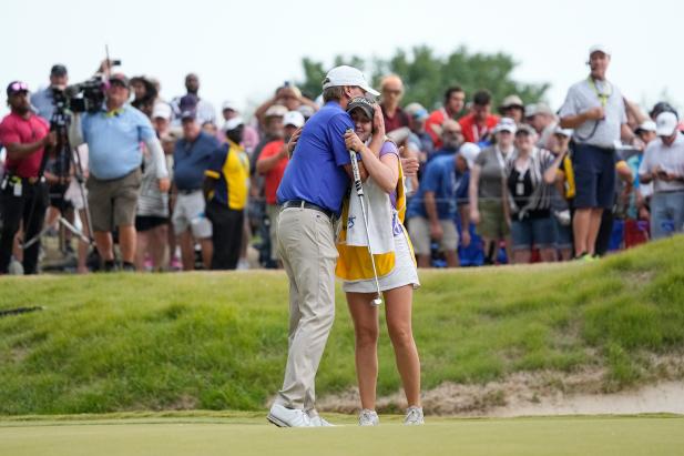 steve-stricker-wins-second-straight-senior-major,-this-time-with-his-teenaged-daughter-izzi-as-his-caddy