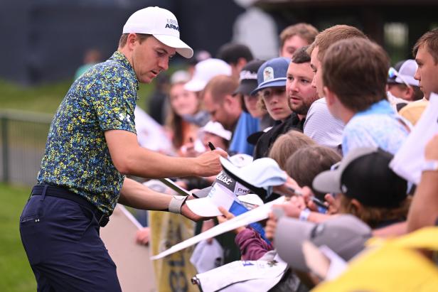 memorial-tournament-fan-delights-pros-(and-infuriates-security)-with-ironic-autograph-request