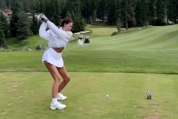 this-video-of-paulina-gretzky’s-updated-golf-swing-has-the-internet-in-awe