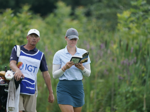 this-tour-pro-actually-reads-books-between-shots-at-tournaments