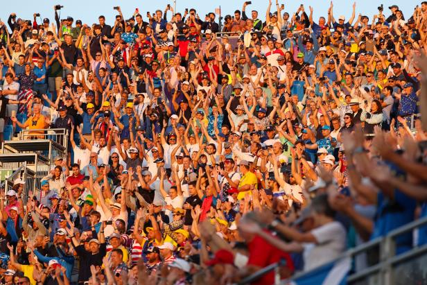 ryder-cup-2023:-watch-this-wild-scene-of-fans-racing-to-reach-grandstand-at-first-tee
