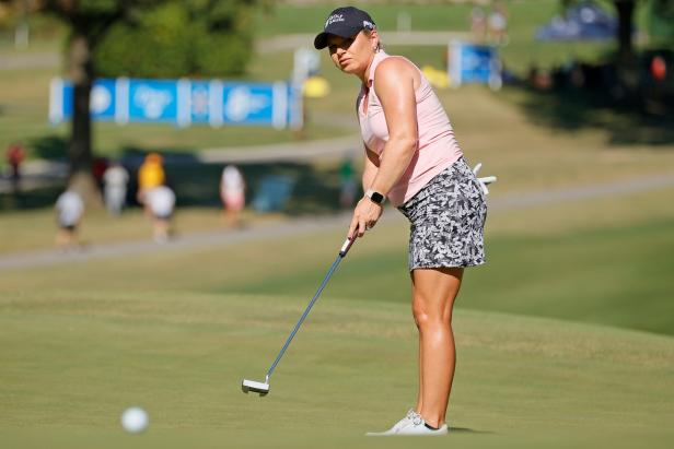 watch-seven-month-pregnant-lpga-pro-hole-out-last-shot-before-going-on-maternity-leave