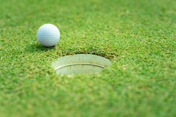 these-are-the-2-key-reasons-why-golfers-miss-short-putts,-according-to-an-expert
