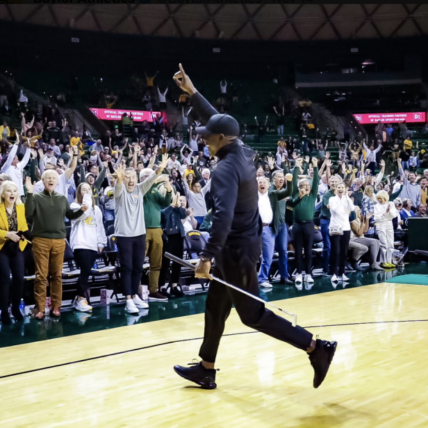 baylor-fan-drains-full-court-putt,-can-really-splurge-on-christmas-gifts-now