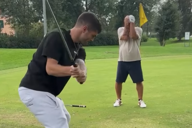 usmnt-star-christian-pulisic-enjoys-father-son-bonding-time-on-the-golf-course,-hits-flop-shot-over-dad’s-head