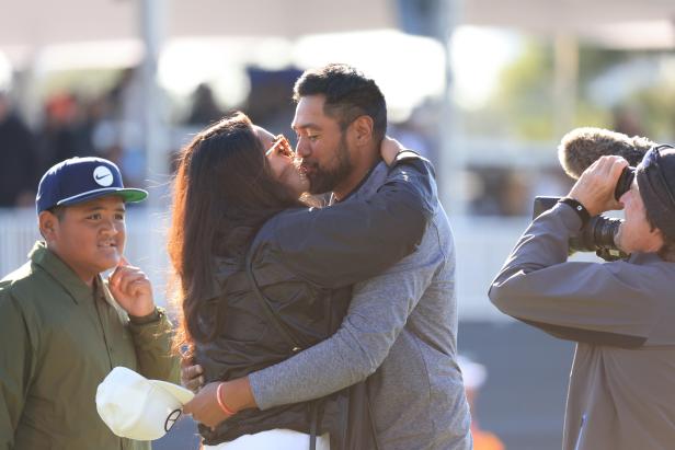 tony-finau’s-wife-is-‘selling’-his-golf-clubs-for-99-cents-after-valentine’s-day-flub