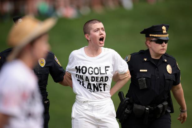 Protesters storm green in front of Scottie Scheffler, Tom Kim to delay ending of Travelers Championship – Australian Golf Digest