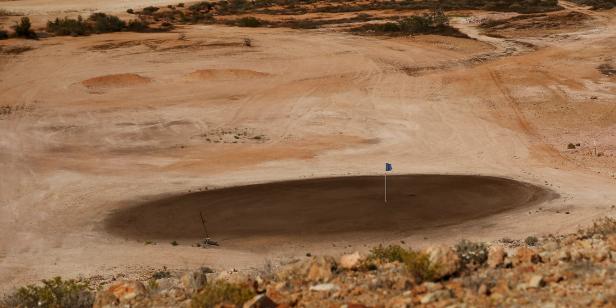 Outback Aussie dirt golf course can claim this one-of-a-kind arrangement with St. Andrews – Australian Golf Digest